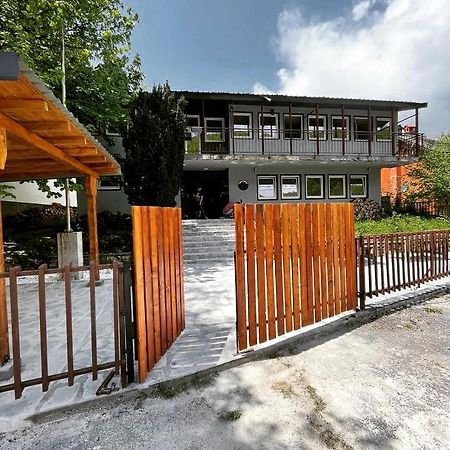 Vertical Hostel Mavrovo Bagian luar foto