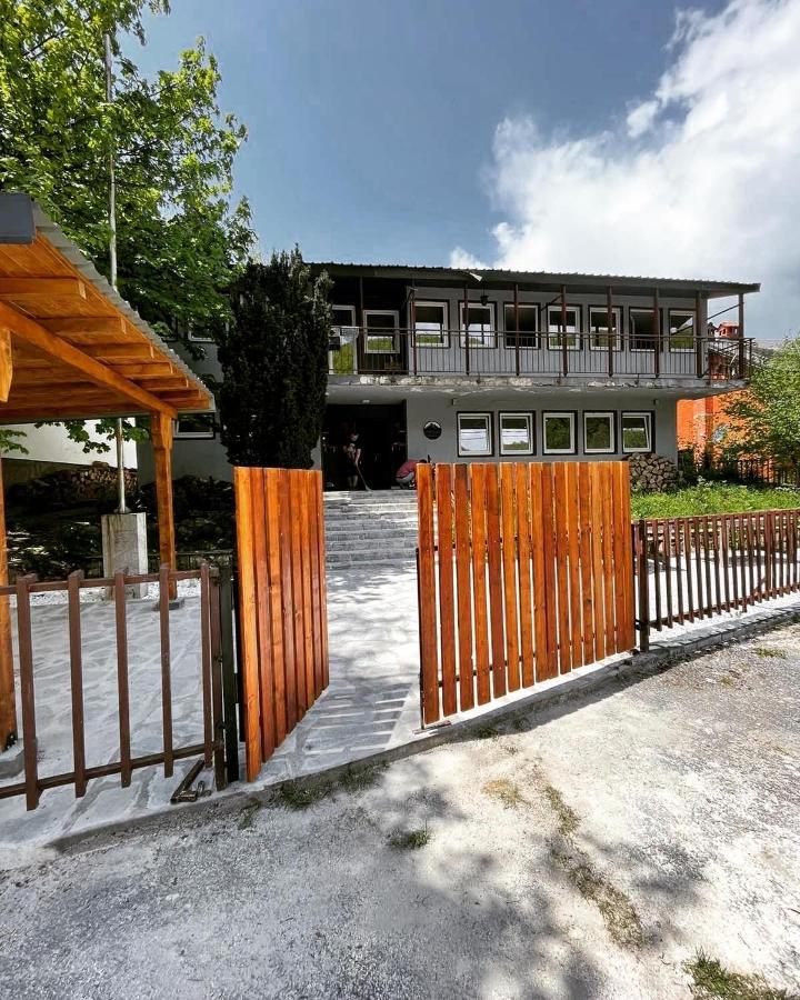 Vertical Hostel Mavrovo Bagian luar foto